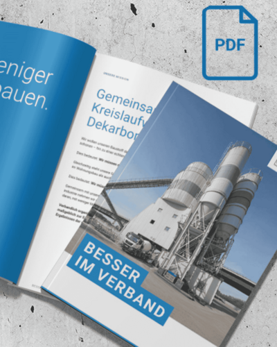 Titelbild - ein Transportbetonwerk in dem ein Fahrmischer beladen wird und aufgeschlagene Doppelseite der Broschüre. 