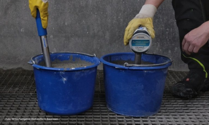 Zwei Eimer mit Beton in denen mit Feuchtesonden gemessen wird