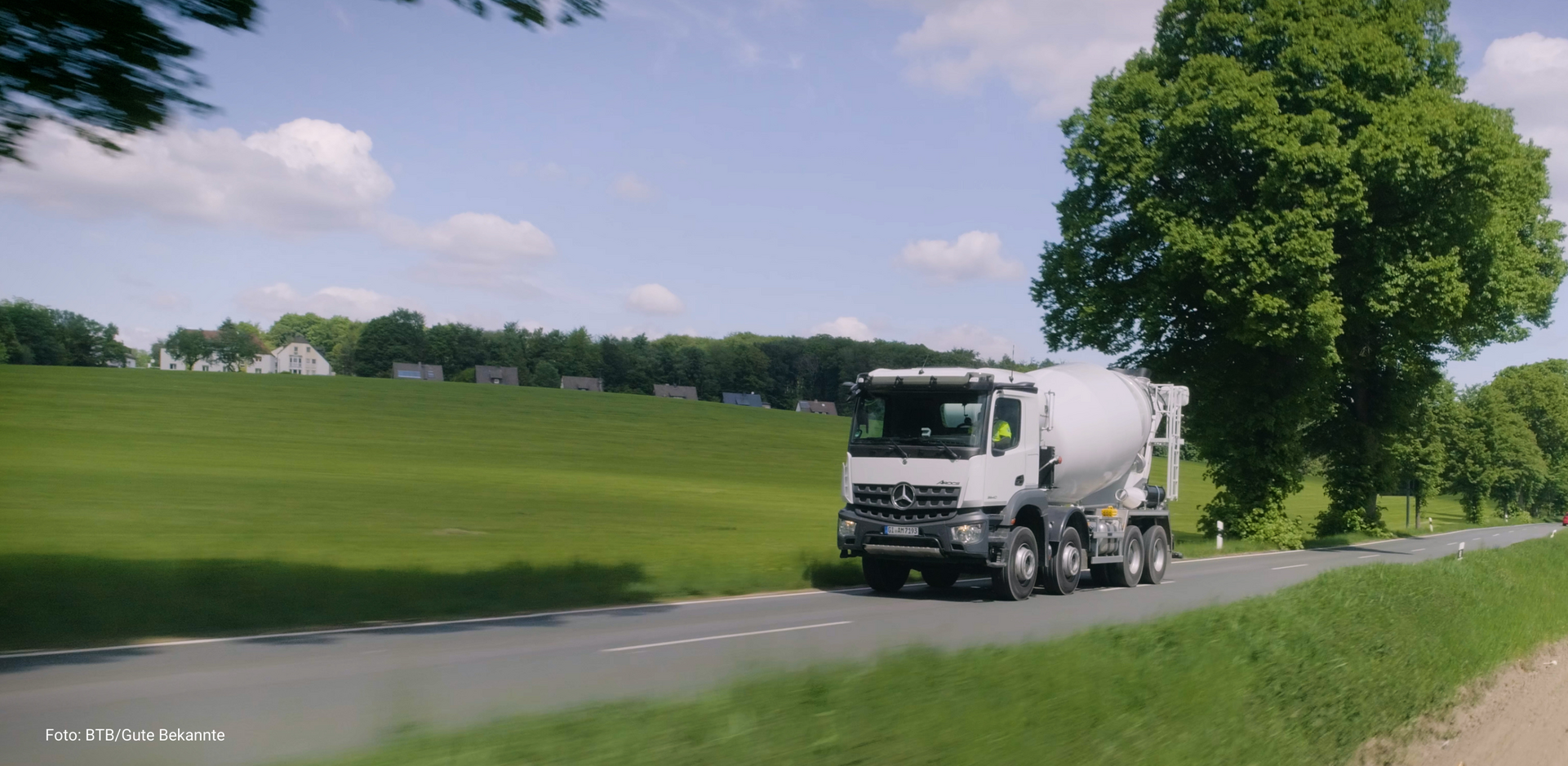 Fahrmischer auf einer Landstraße im Sommer