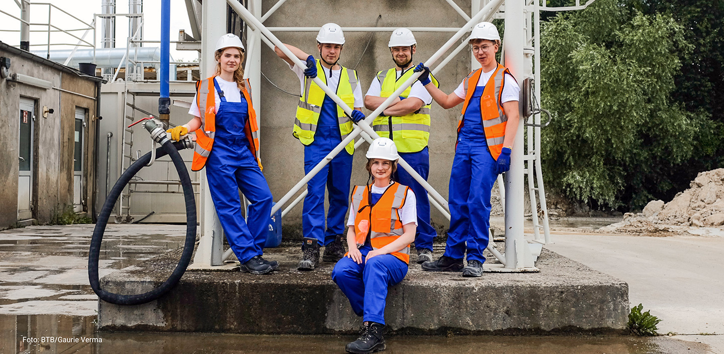 Fünf Auszubildende im Transportbetonwerk