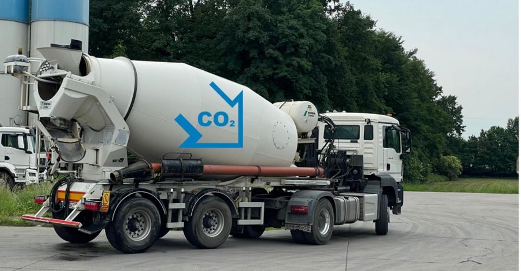 Fahrmischer mit einem Symbol sinkenden CO2-Ausstoßes auf der Mischertrommel