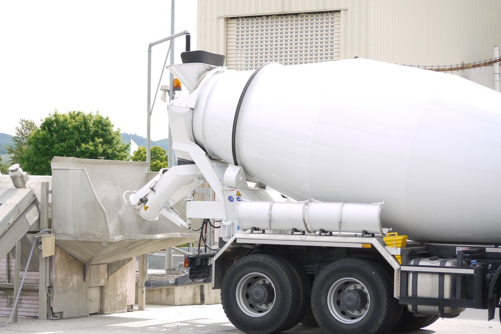 Fahrmischer an Recyclinganlage im Betonwerk