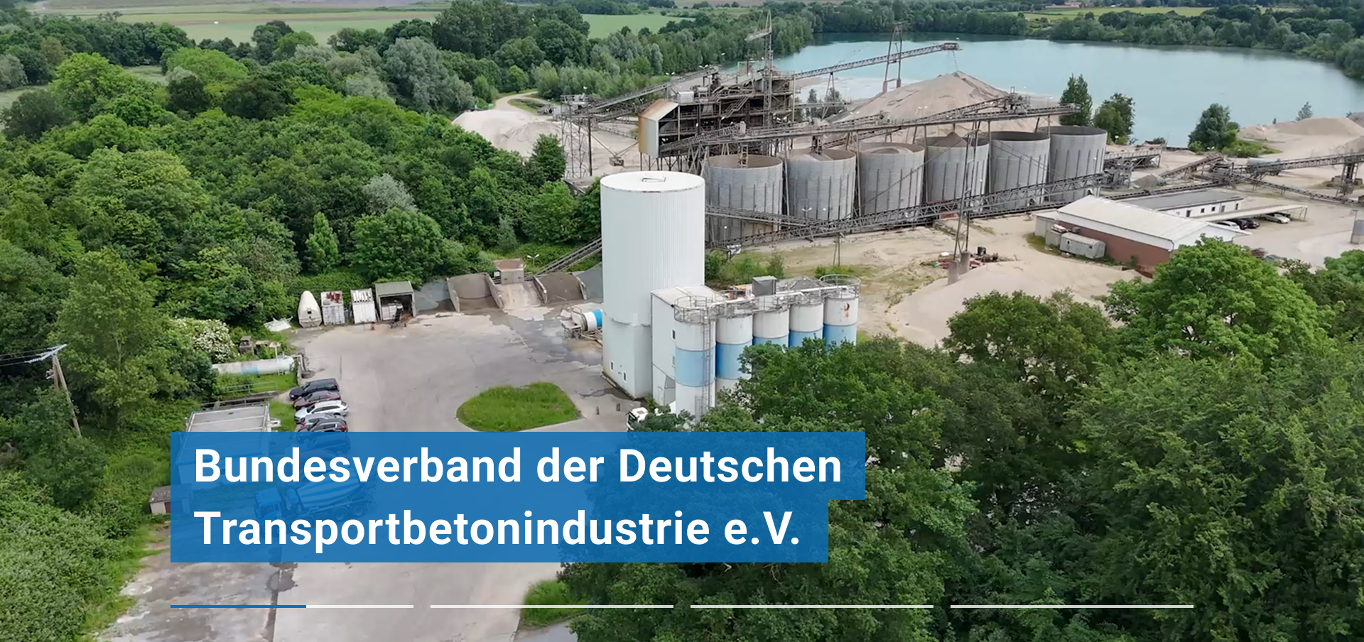 Transportbetonwerk mit anliegendem Kieswerk aus der Vogelperspektive