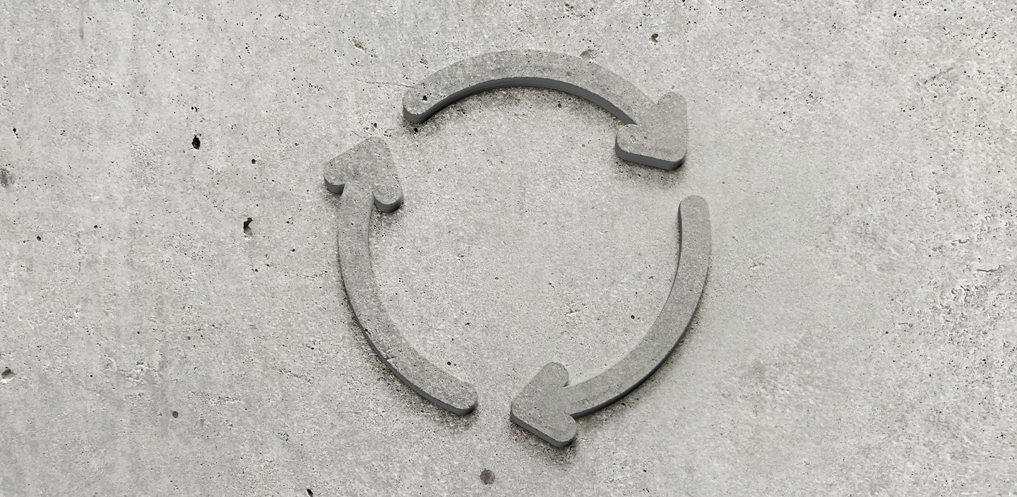 Visualisierung Betonpfeilstruktur die einen Kreis bildet vor Sichtbeton-Hintergrund - Symbolbild Kreislaufwirtschaft