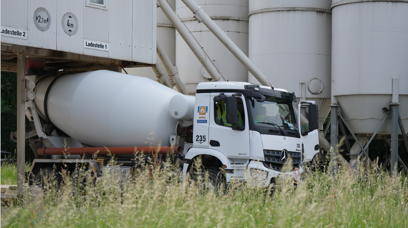 Fahrmischer wird im Werk beladen