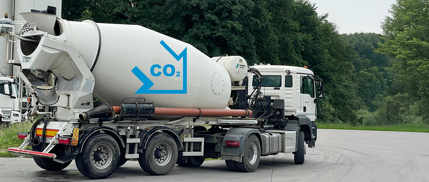 Beton-Fahrmischer, mit CO2-Schrift und einem Pfeil nach unten auf der Mischtrommel