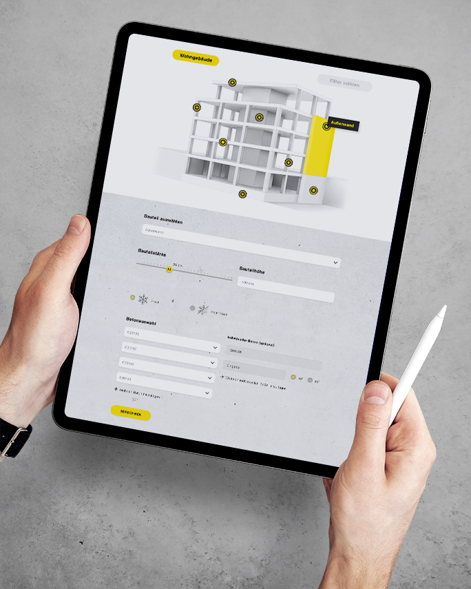 Tablet mit digitalem Klimaschutz-Konfigurator für den Bausektor – Benutzeroberfläche zur Eingabe von Gebäudeparametern zur Bewertung der CO₂-Effizienz.