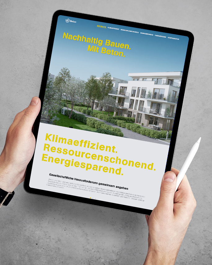 Tablet in Händen zeigt Website zum nachhaltigen Bauen mit Beton – mit Fokus auf Klimaeffizienz, Ressourcenschonung und Energieeinsparung.
