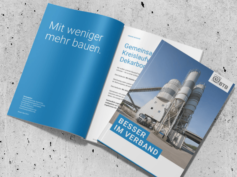 Titelbild - ein Fahrmischer wird in einem Betonwerk beladen