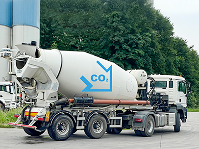 Fahrmischer mit CO2-Aufschrift mit einem Pfeil nach unten auf der Mischertrommel