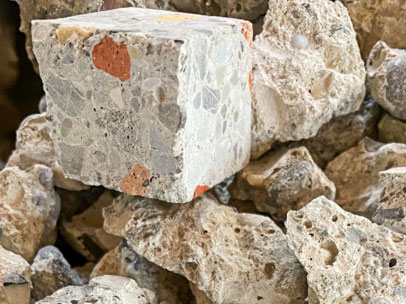 Rezyklierte Gesteinskörnung und Probewürfel aus R-Beton