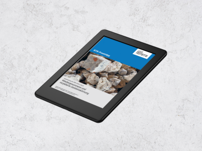 Titelbild des Leitfadens in einem e-Reader vor einer Sichtbetonfläche