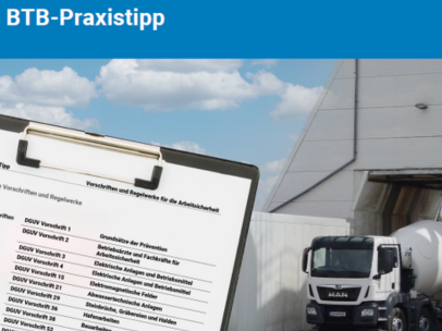 Ein Klemmbrett mit den Namen von Regelwerken. Im Hinergrund Mischturm eines Betonwerks unter dem ein Fahrmischer beladen wird.