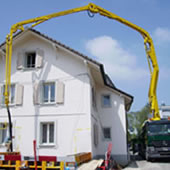 Eine Fahrmischerpumpe beim Bau eines Einfamilienhauses