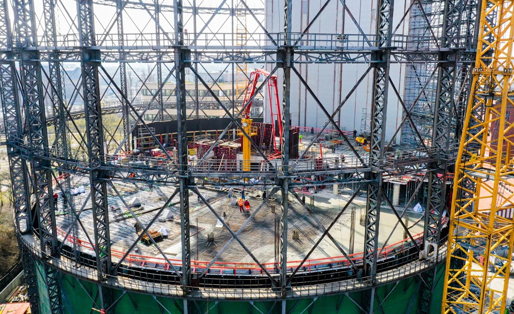 Stationaere Betonpumpe im Gasometer Berlin