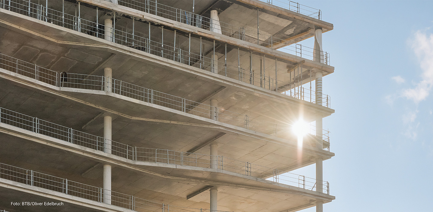 Rohbau eines Betongebäudes