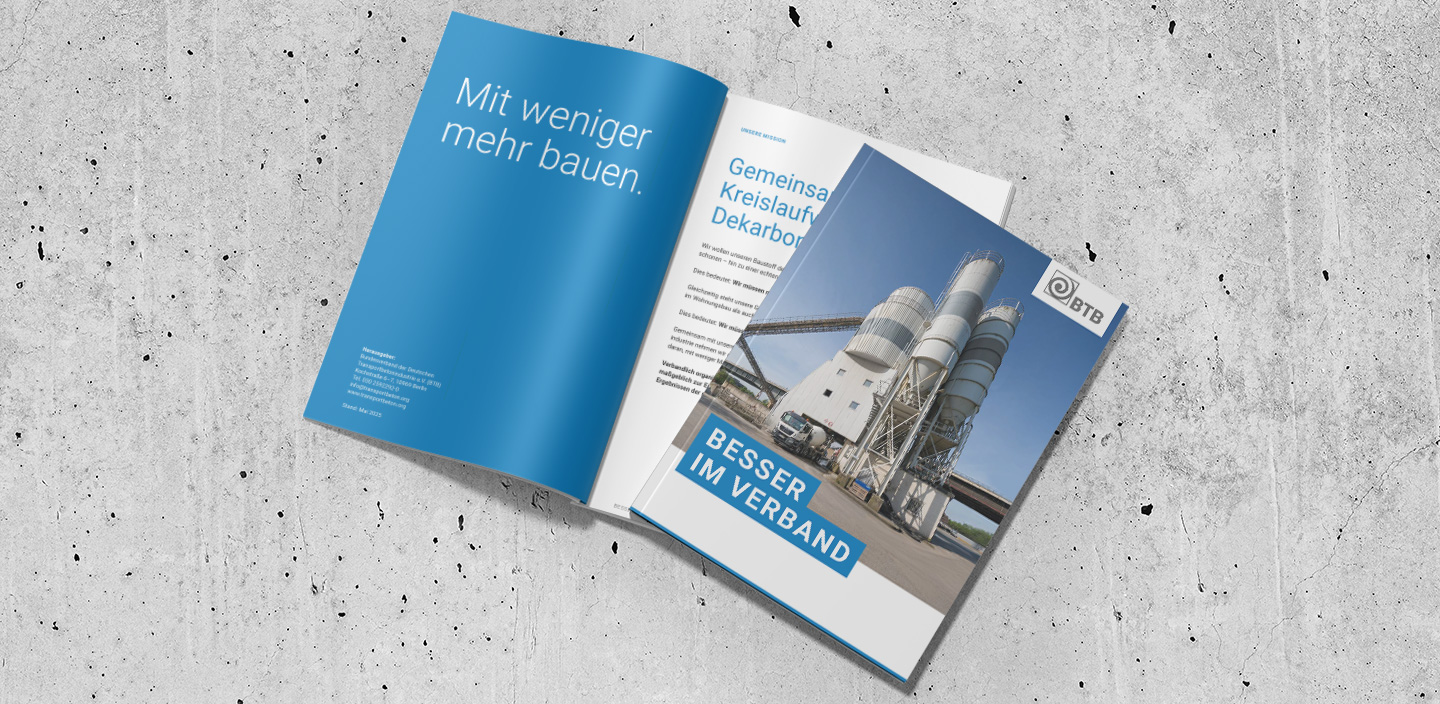 Broschüre "Besser im Verband" mit einem Transportbetonwerk auf dem Titelbild liegt auf Sichtbeton. Zusätzlich eine Ansicht der ersten Doppelinnenseite mit dem Titel "Mit weniger mehr bauen"