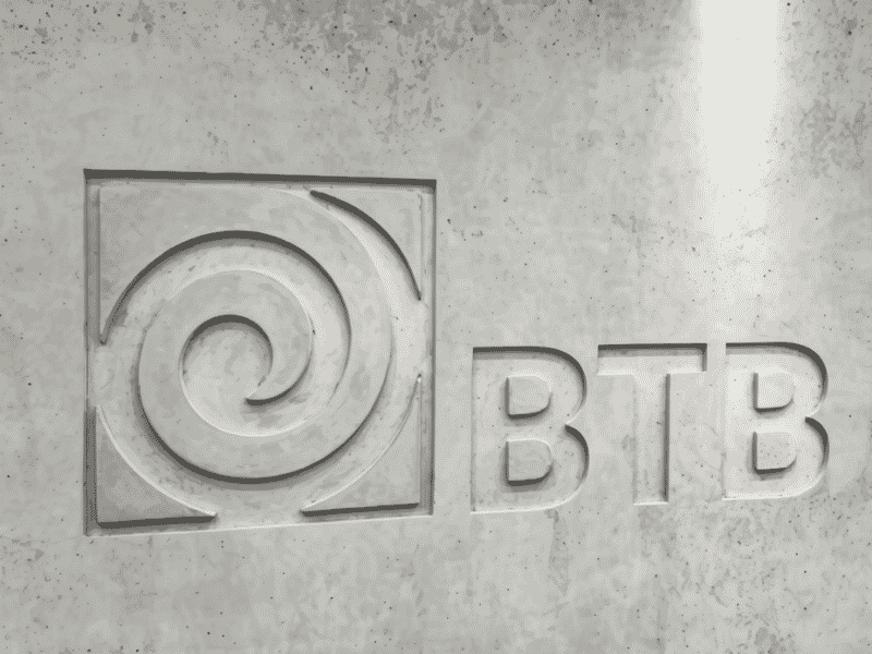 BTB Logo in Sichtbetonwand geprägt