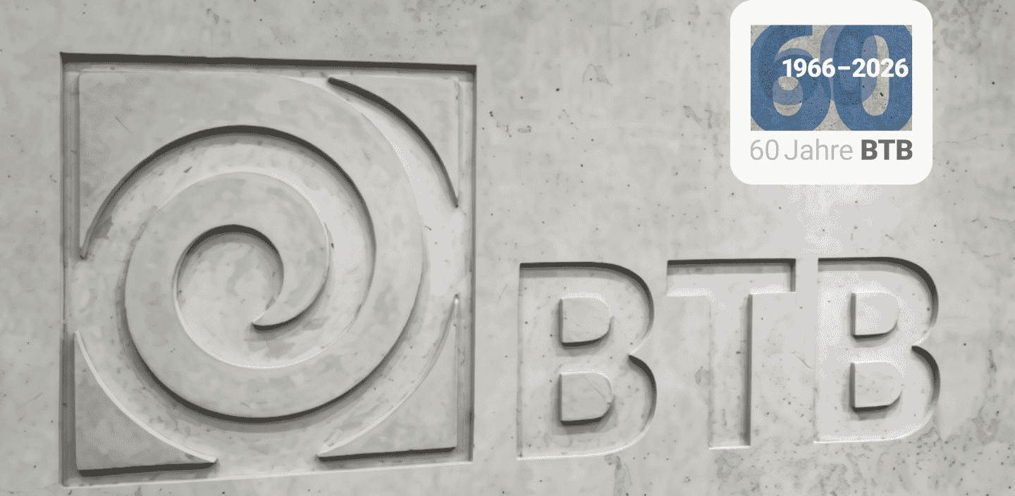 Das Logo des BTB in Sichtbeton geprägt. 