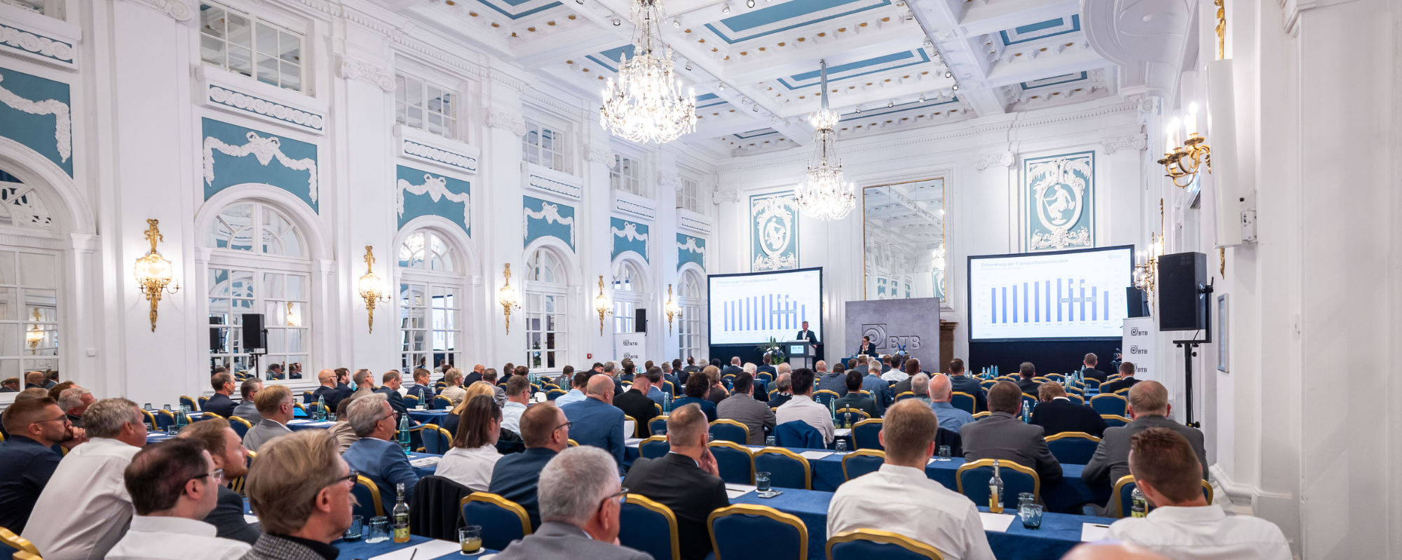 Festsaal des Hotel Atlantic in Hamburg mit vielen Teilnehmenden bei Praxis Transportbeton 2024
