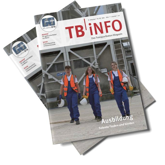 Drei junge Auszubildende in Arbeitskleidung laufen über den Hof eines Transportbetonwerks